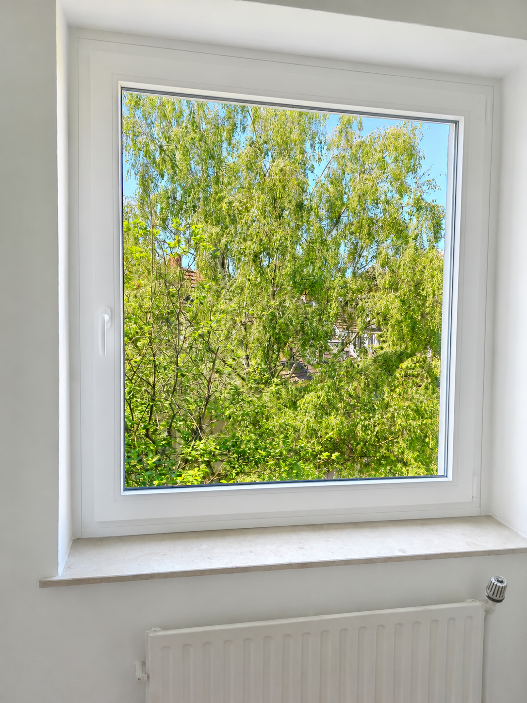 Neues weißes Fenster Fenstertechnik Kube