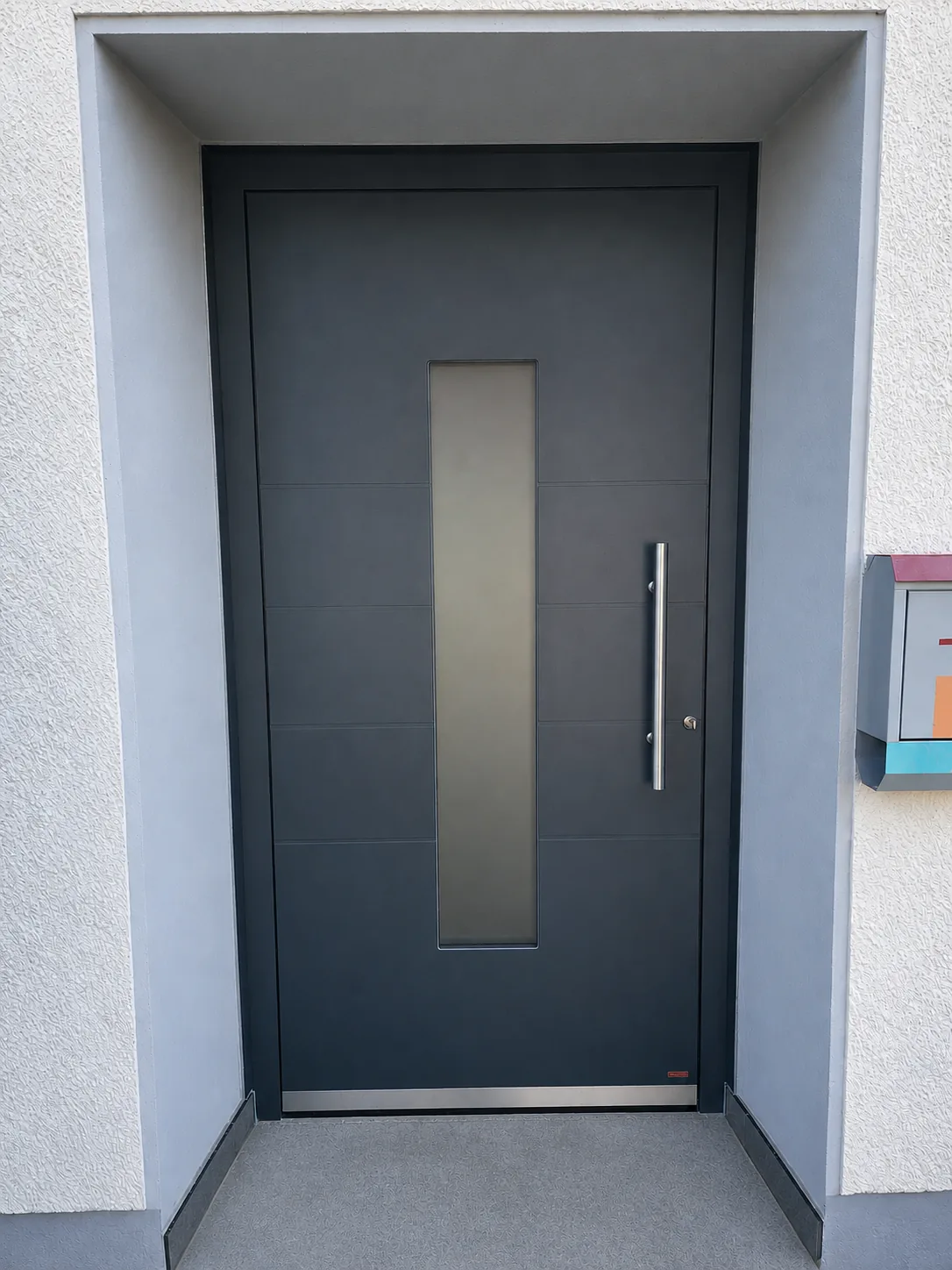 Neue Aluminium-Haustür anthrazit